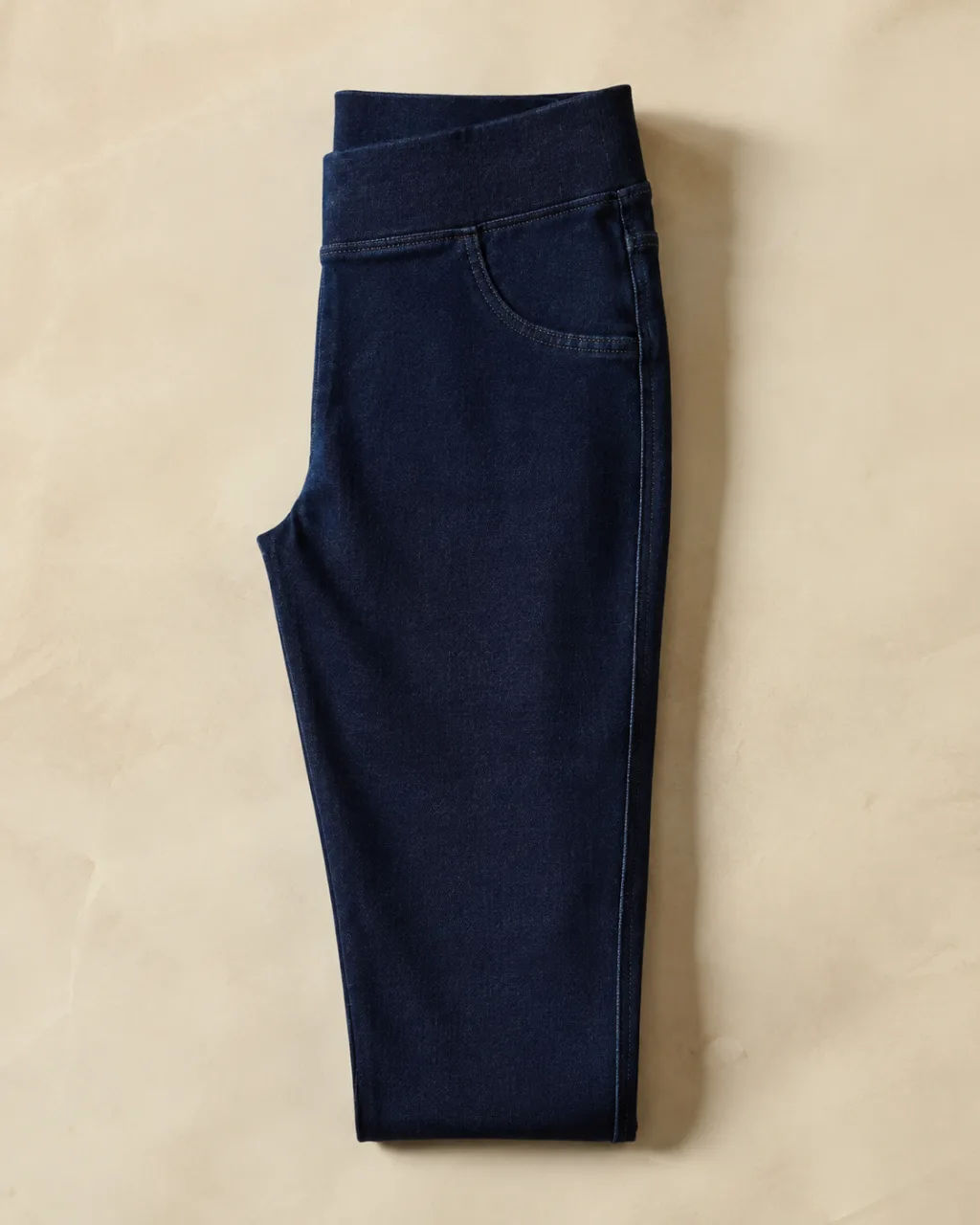 a pair of jeggings folded in half lengthwise, side seam running down the frame with a high rise and a full elastic waistband , fabric: Cotton-blend knit